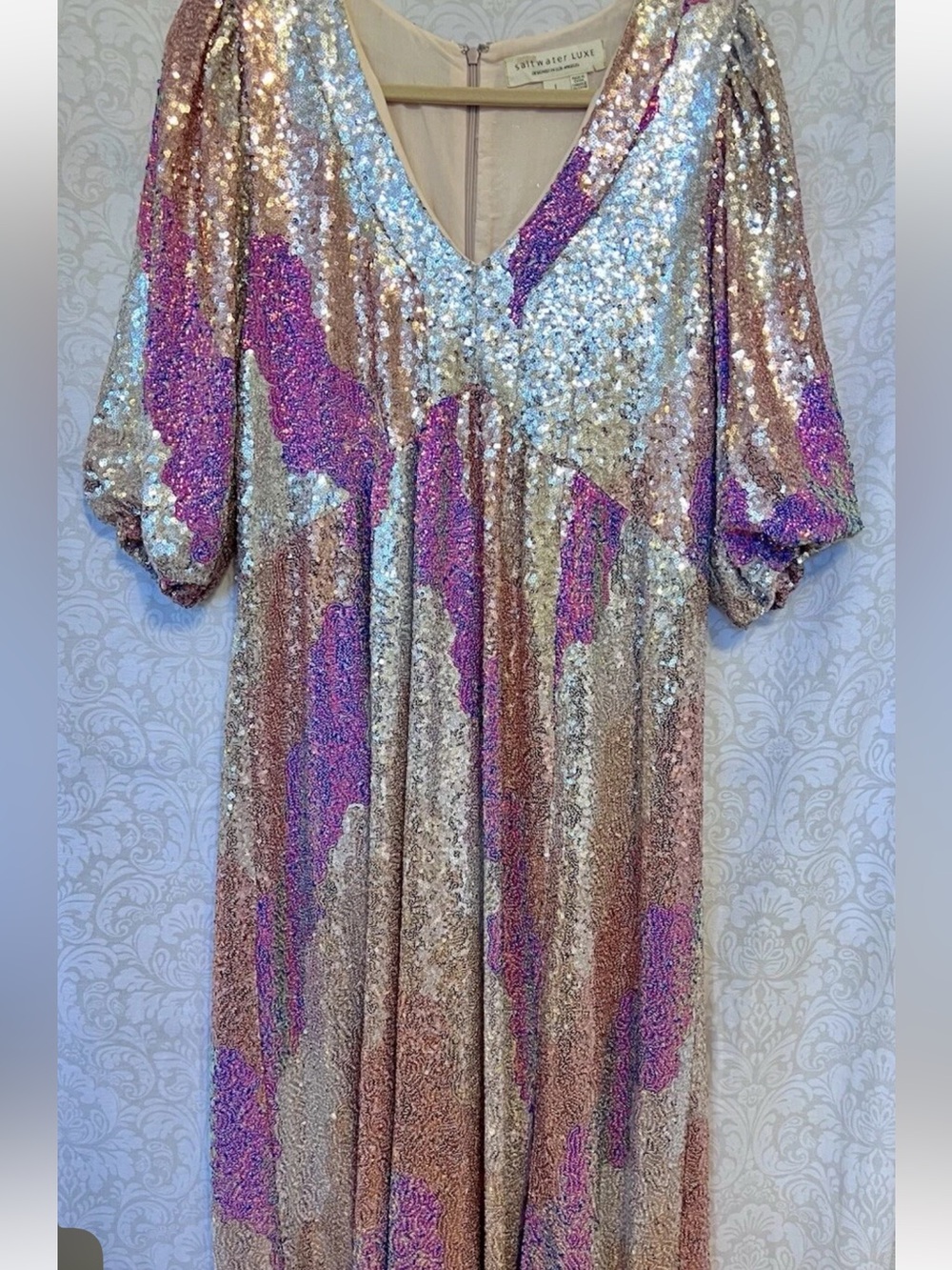 Sequin V-Neck Midi Dress in Iridescent Midi Dress. Size Large Saltwater luxe - Picture 3 of 15